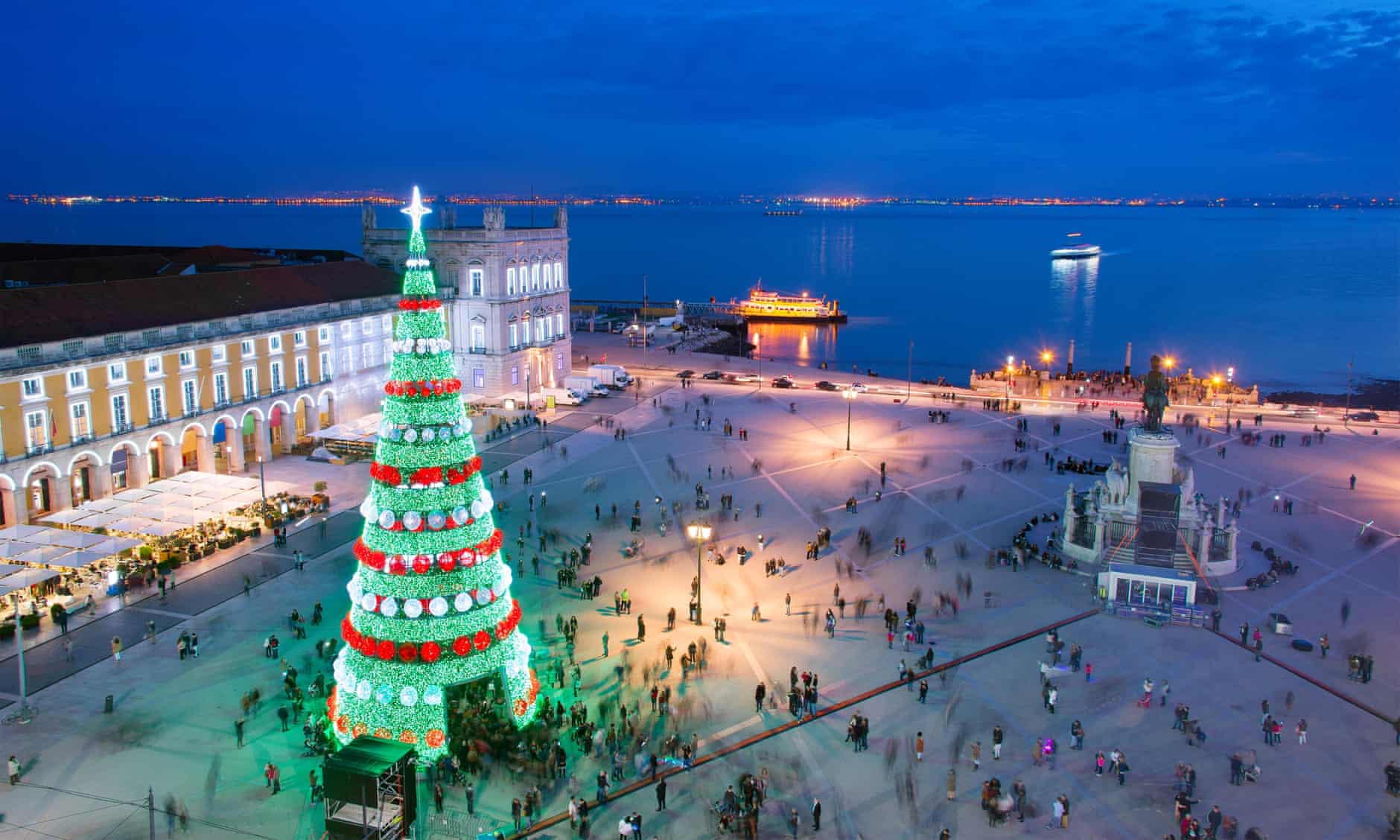 A complete Walking Tour Guide to admire Christmas in Lisbon. We Love